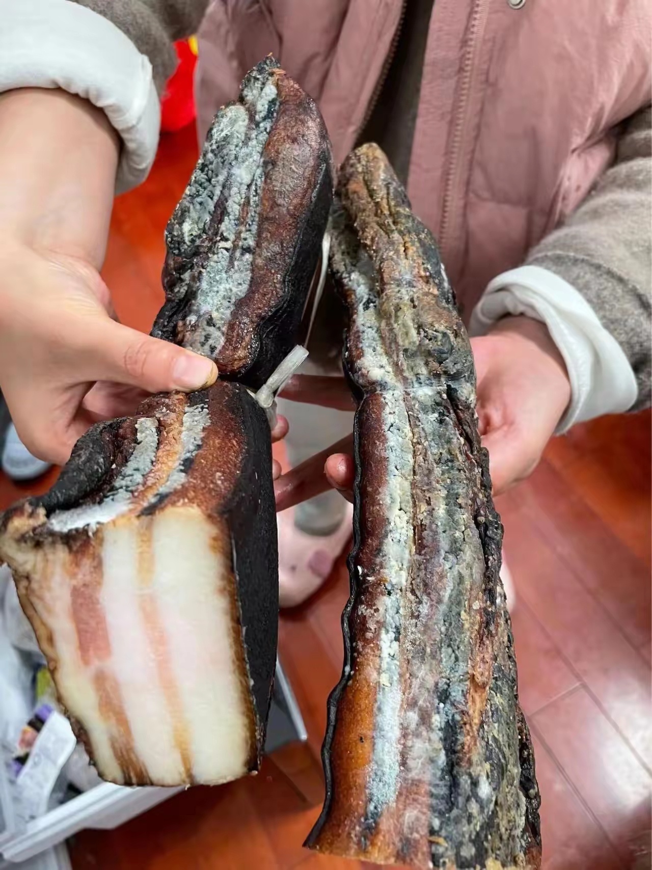 网友：同事拿了点腊肉给我，我一看怎么这样，当着同事的面我不好意思拒绝，大家说这肉