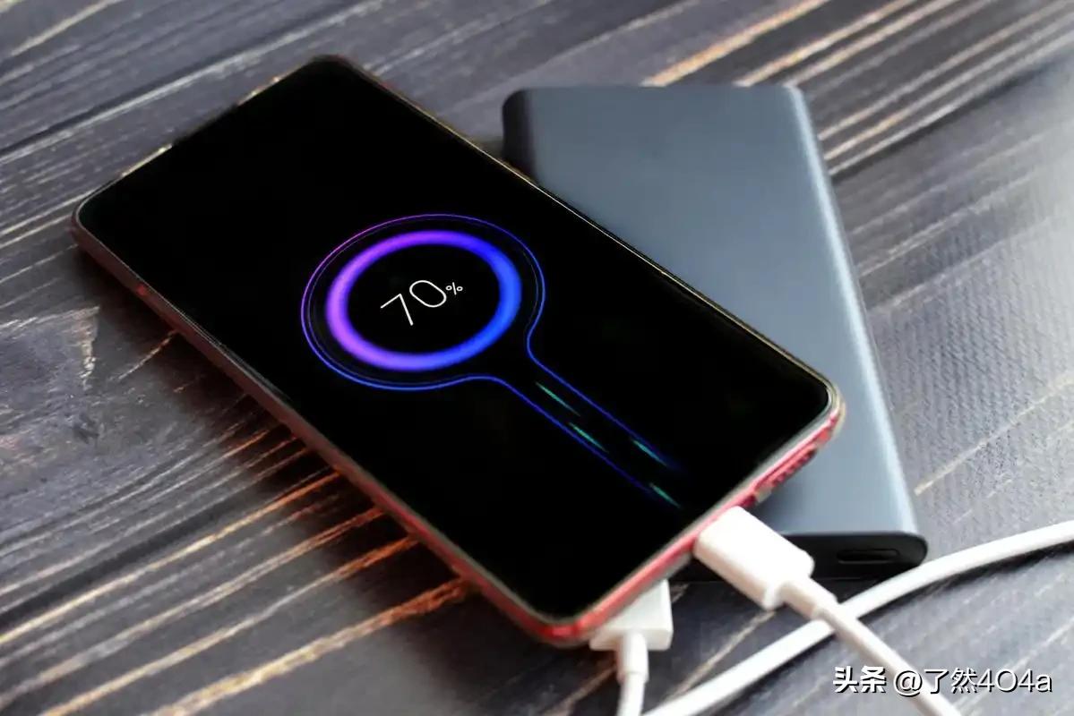 充电五分钟，通话两小时？如今手机快充的秘密，竟藏在“硅”的脾气里。
早晨手机电量