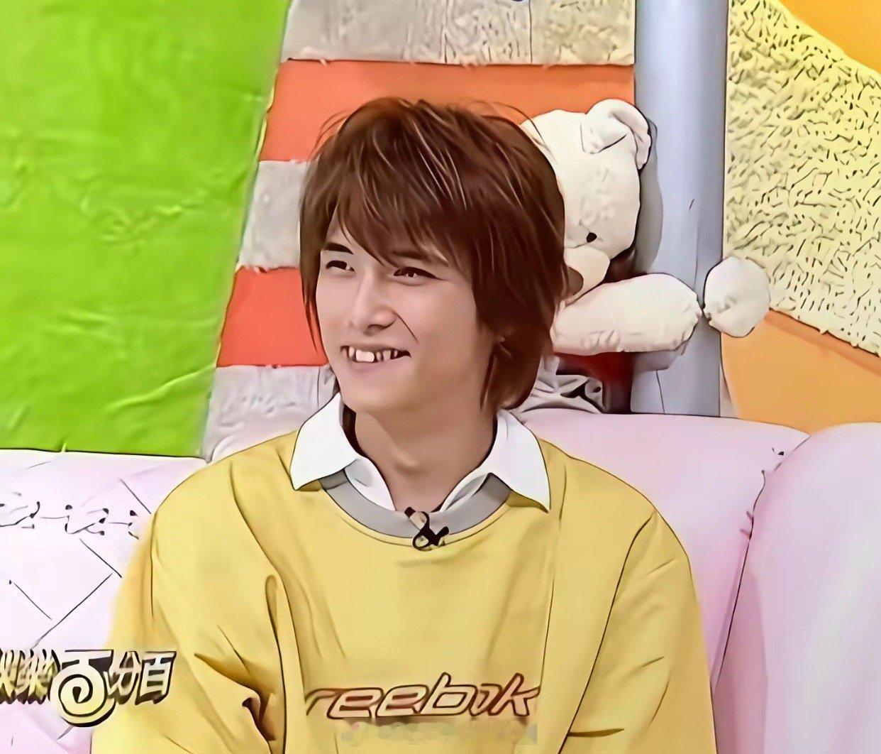 邱泽没整牙之前真是没眼看，像个辛苦干洗剪吹的托尼老师，好好的一个帅哥，偏偏有一口