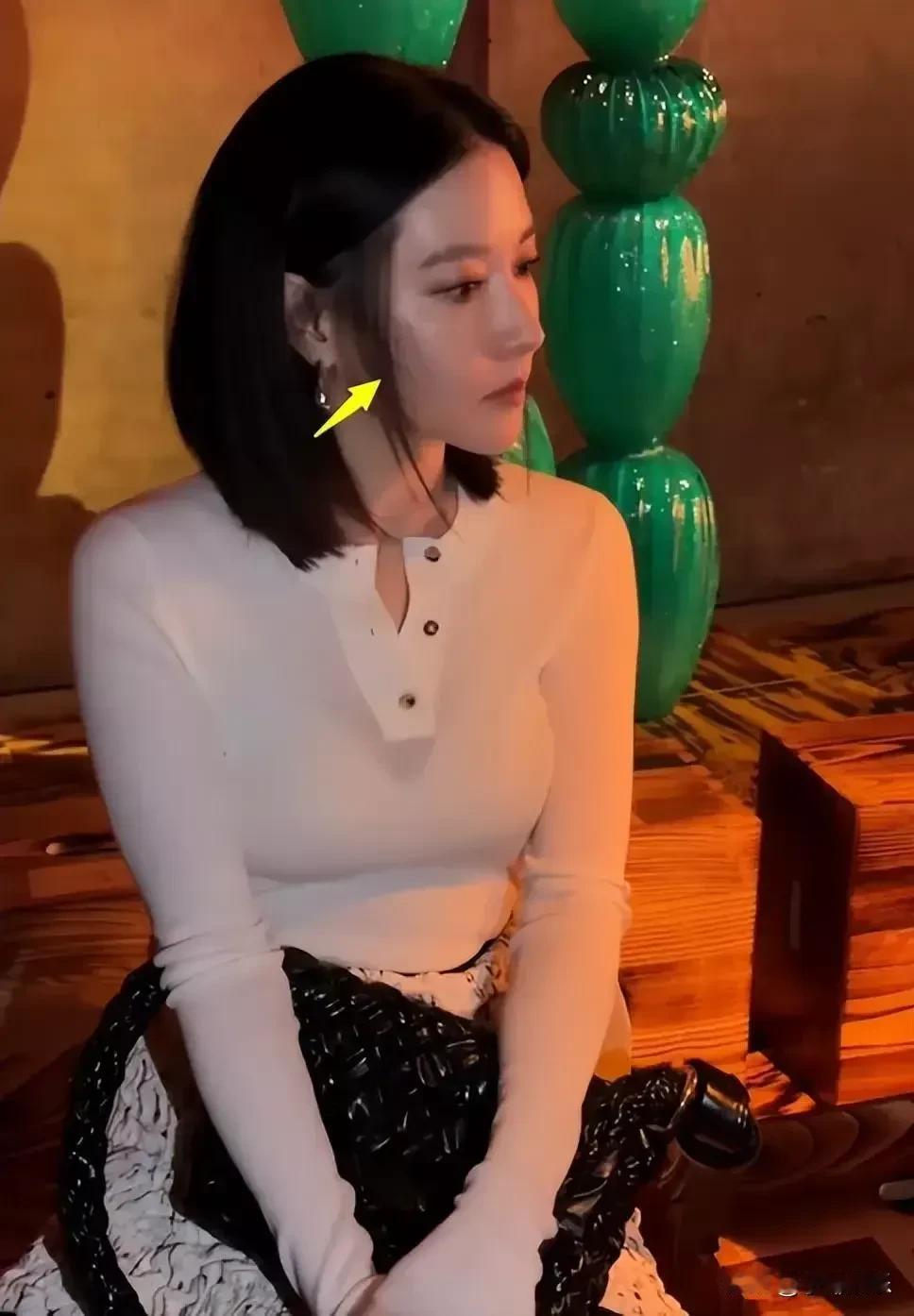 李英爱这是回春了吗？一下子年轻了好多岁，就像30岁的小媳妇一样。下颚线精致完美，