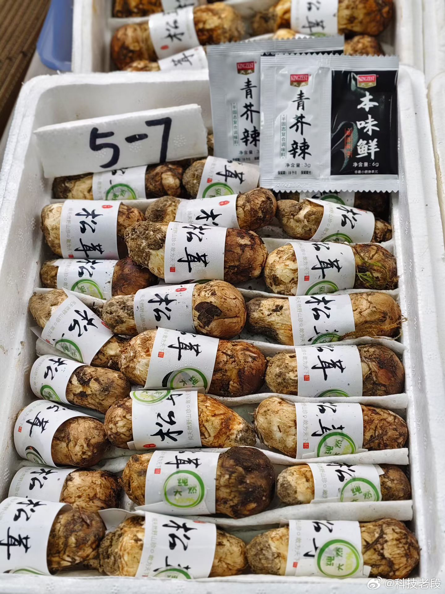 金饰克价年内大跌460元再低一些吧，不少年轻人都要结婚娶老婆呢