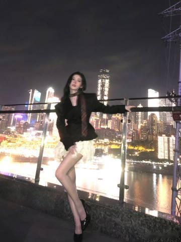 鞠婧仪黑西装女总裁鞠婧仪九宫格没有一张不是神图 每一张都气场拉满了呀，完全就ge