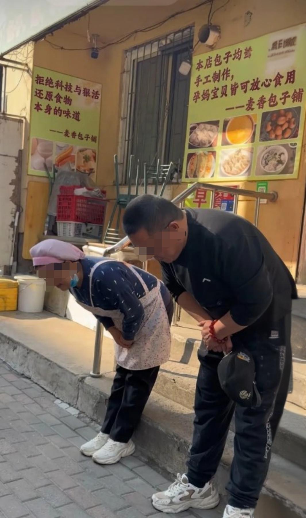 辽宁丹东，一家小饭店来了15个人吃饭，吃完饭后要结账，老板娘说什么都不肯收。原来