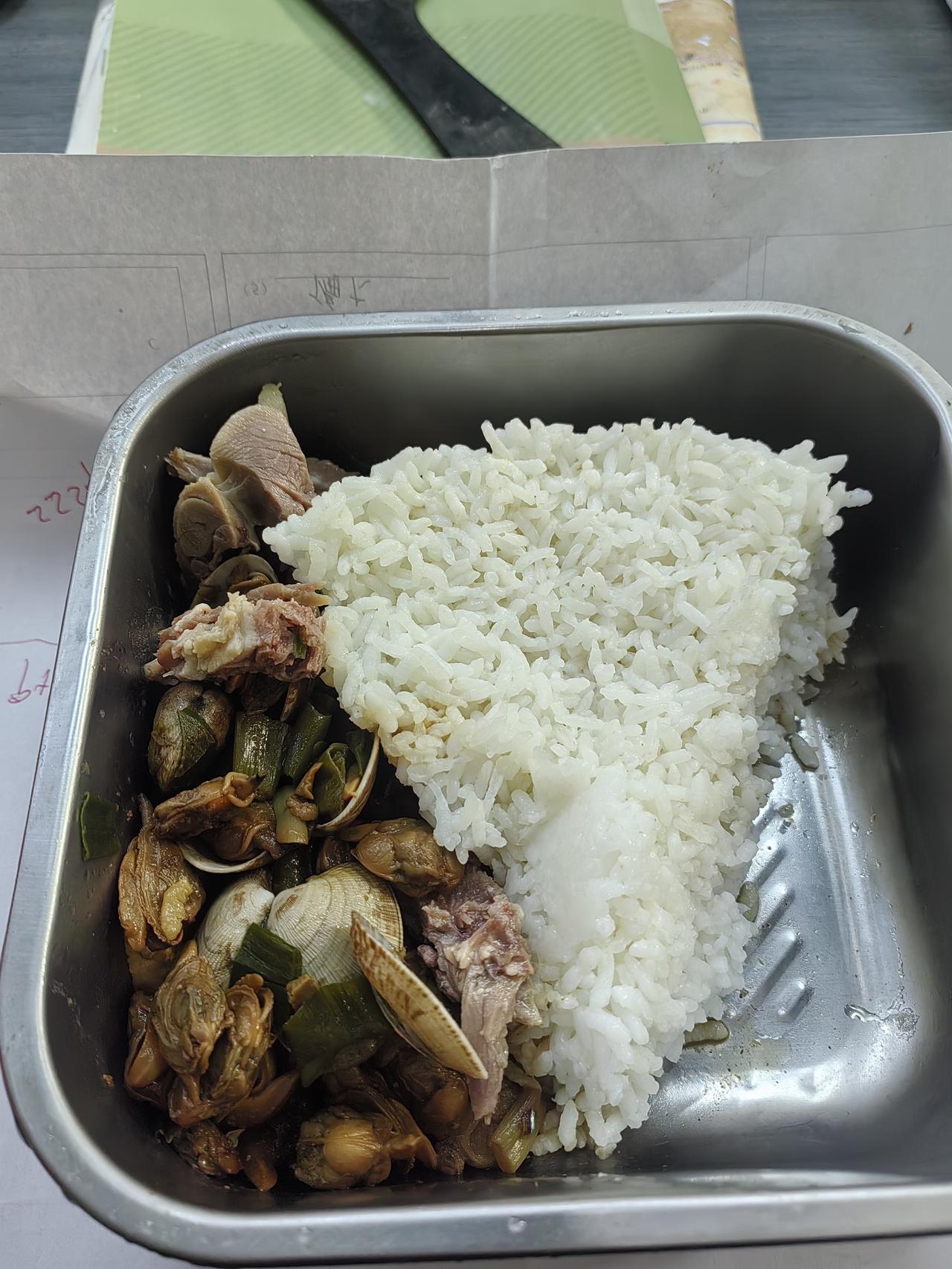 上过两节课，还有两节晚托课呢。午饭吃的前天的剩饭，没舍得扔。
    每天六点起