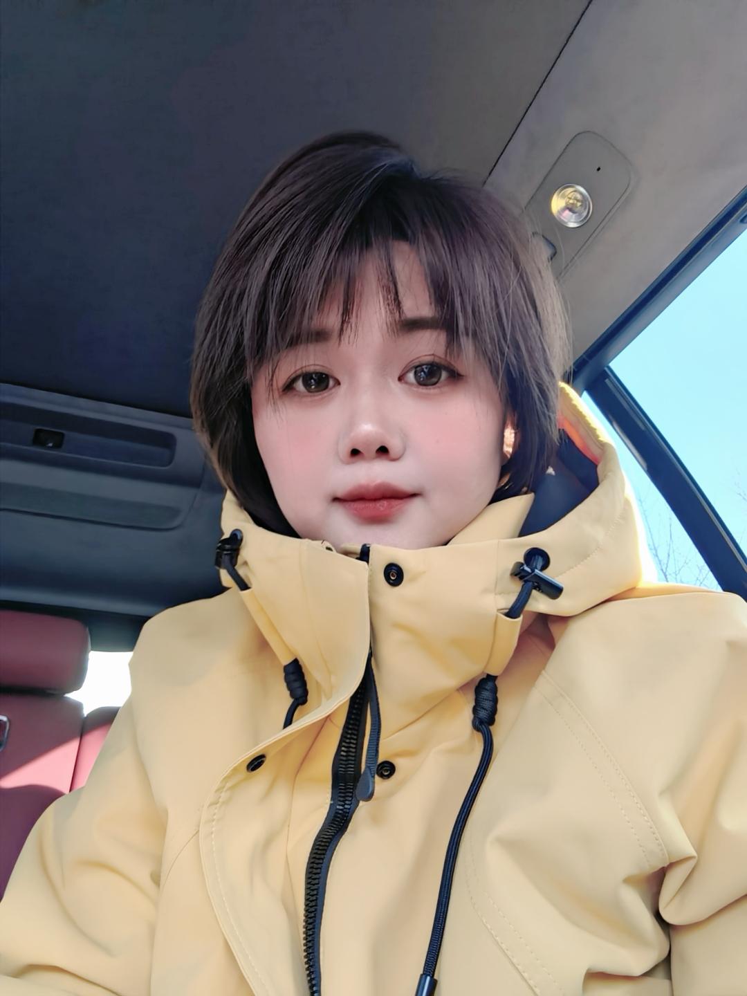 头发挺长了，叨叨一周了。就因为我剪头发的地方有个我大哥的老相识，大哥迟...