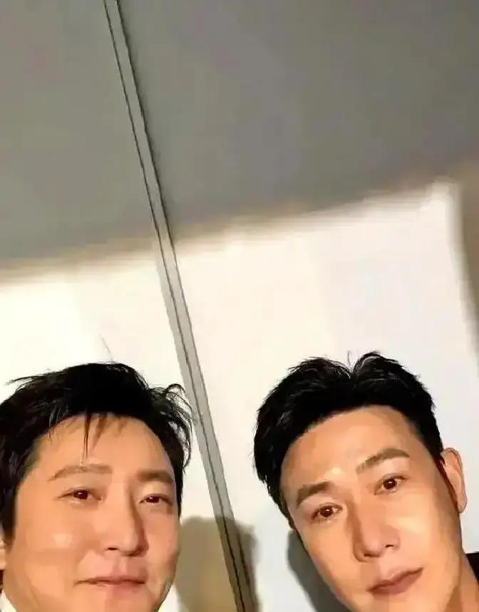 2.3亿人在线围观！陆毅一句大姨夫炸场
 
领奖台上，陆毅把话筒递给郭京飞，开口