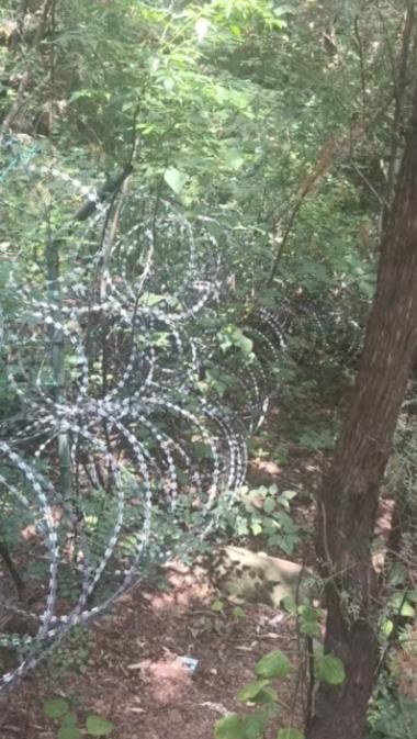 为了一座名山的“绝对安全”，两千多万砸下去，换来的是刀片刺绳组成的金属长城。拆除