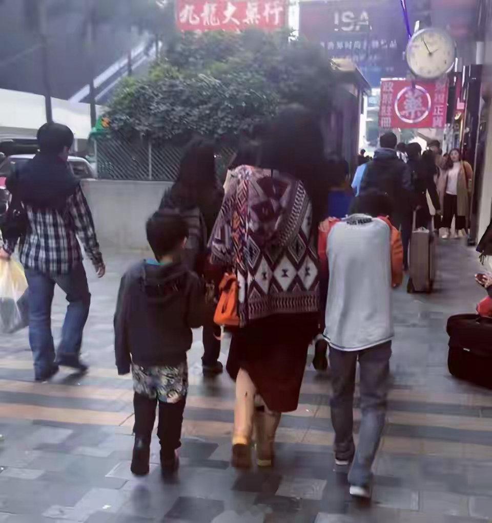 张柏芝曾说妈妈是一生的事业2026年7月，一张多年前的机场抓拍照片在网络大范围流