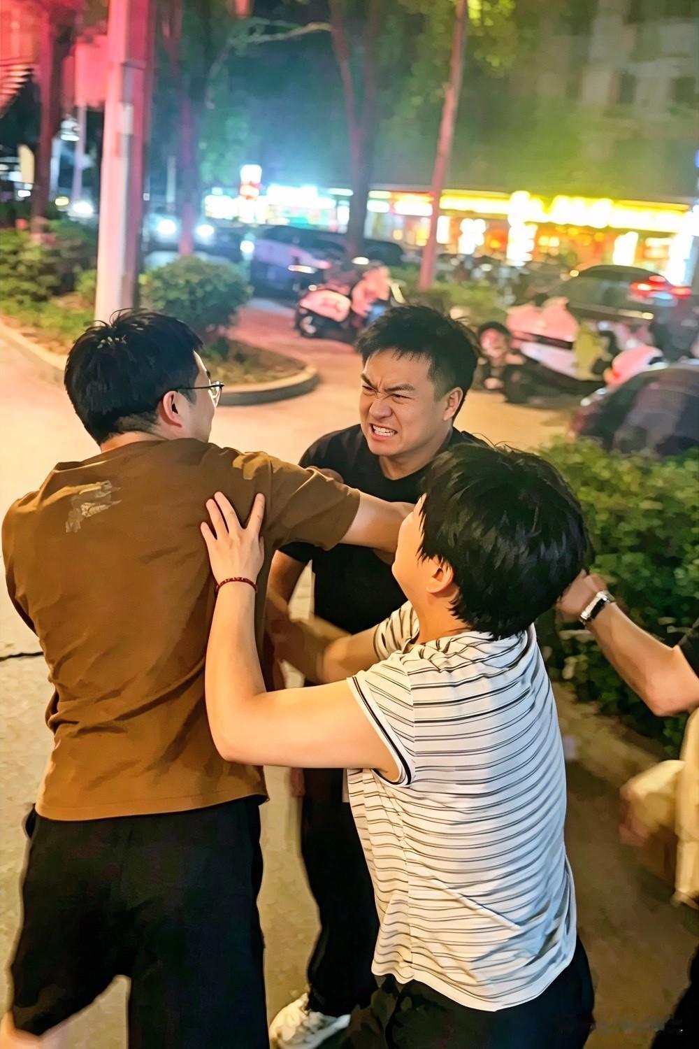 上海，男子护孕38周妻子，在餐馆劝烟被打，施暴者只罚500，这公道到底在哪？
