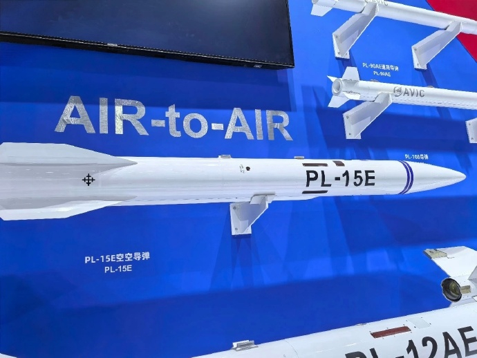 微博十大热门兵器海选 🔻霹雳震长空，猛龙破阵风。🔻要说2025年热门兵器，怎