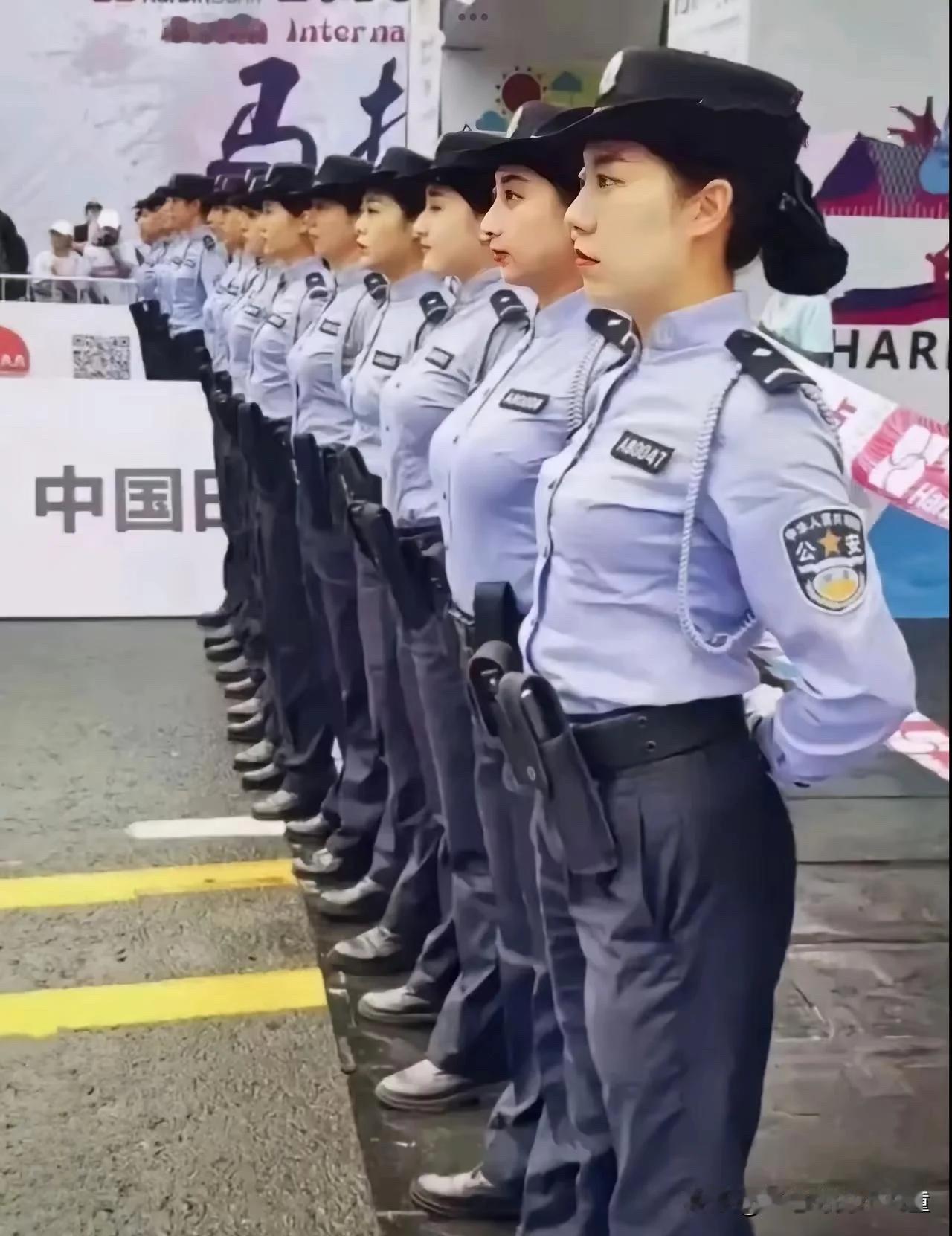 新到一批警队之花
今天列队出场大家见面招呼
明天开始为期一周严格训练
期待她们出