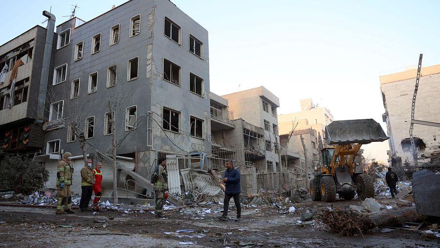 据美联社报道，伊朗司法部门下属媒体“米赞在线”消息，周一黎明时分，两名被认定为替