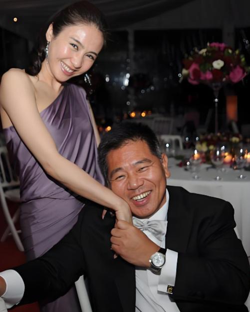 瘸腿富豪马廷强追了6年黎姿没有追到手，2009年，38岁的黎姿走投无路，哭着找到