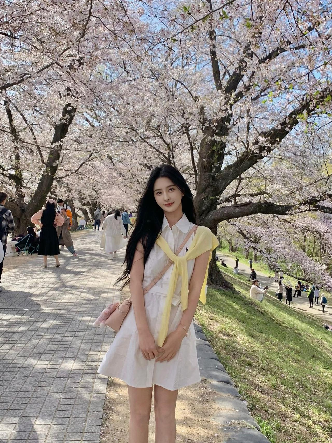 你见过最清纯的女生是什么样的人间神器，一是钱，二是书。有钱的好处，别人很少为难你