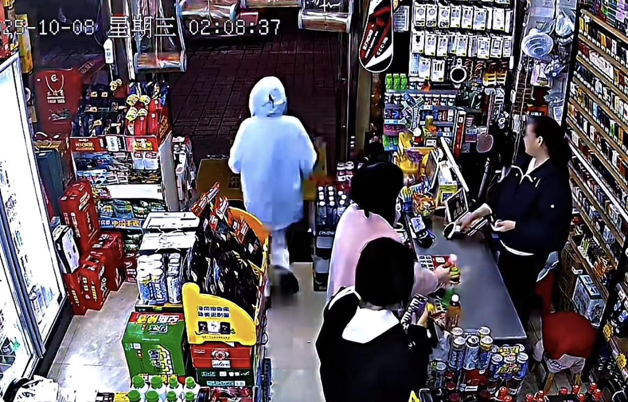 前有精神小伙快速闪电式拿槟榔，后有精神小妹假装付款拿烟就跑。
起因是10月8日，