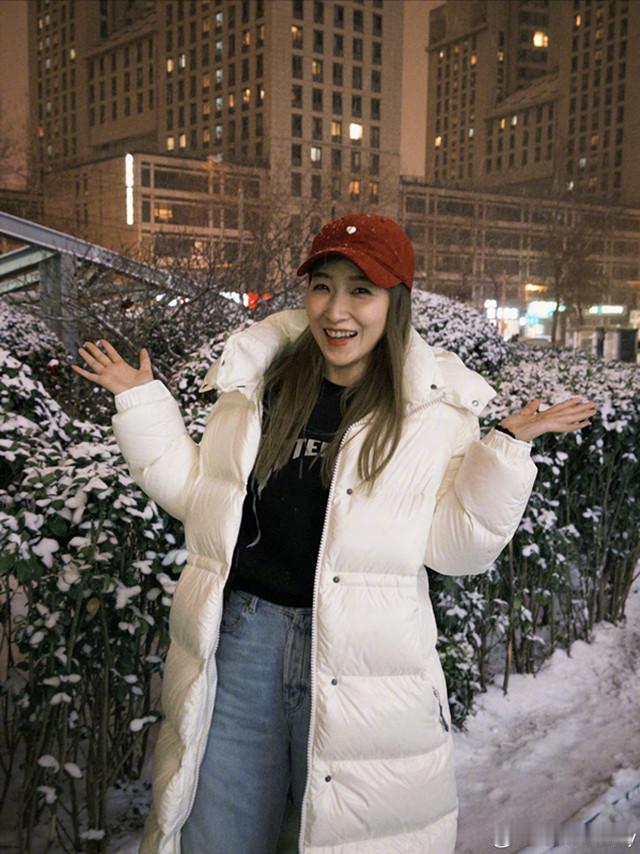 刘诗雯打卡北京雪景[兔子]

12月12日，北京下雪了，刘诗雯刚好也在北京，所以