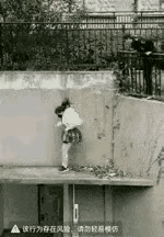 俩保安抓一个女的半小时了都没抓到，保安尽职尽责，女的身手不凡，感觉女的是个男的扮