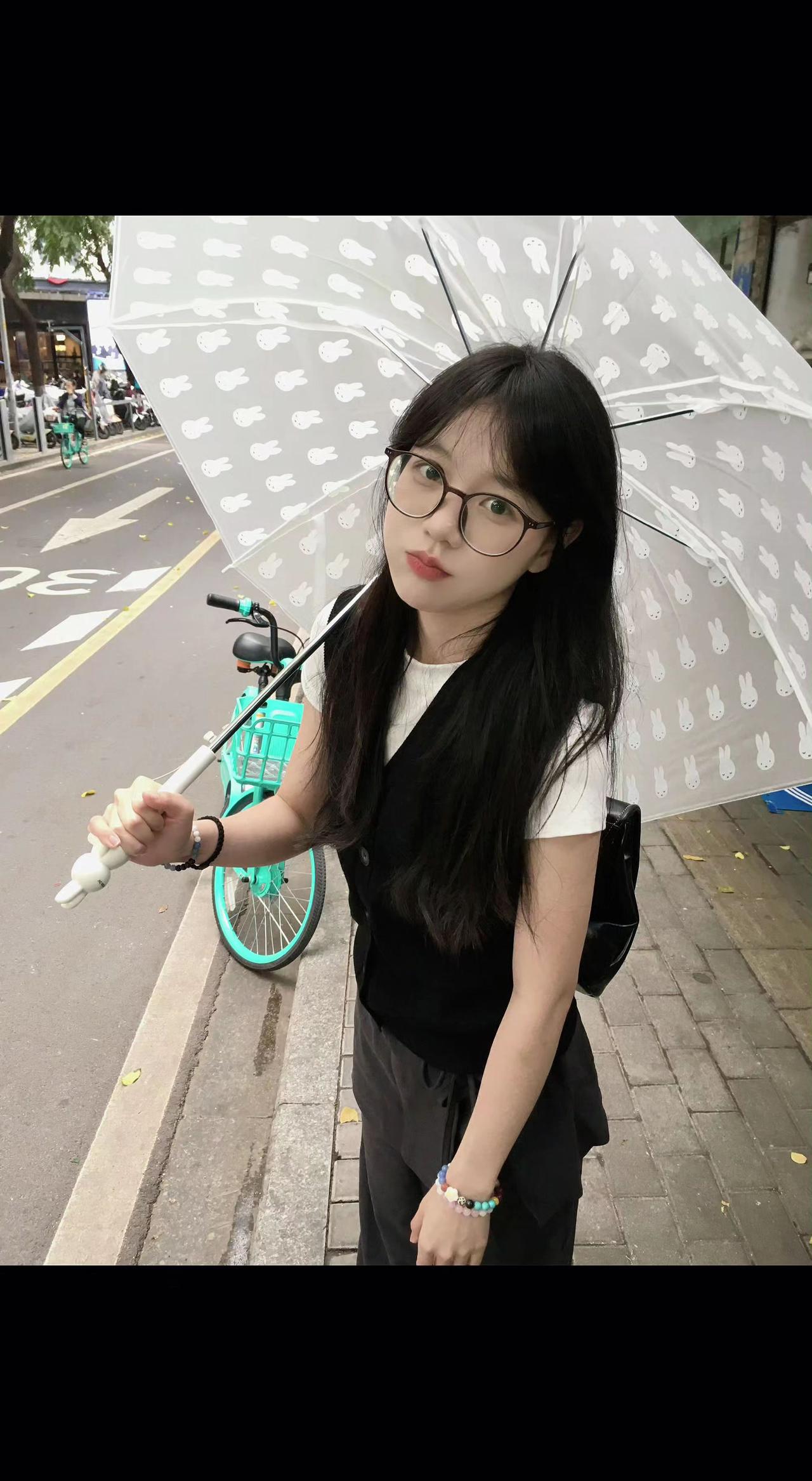 ☔玻璃伞盛着初夏的光，影子在柏油路上写诗📝。风把心事吹成碎钻，原来孤独是会发光