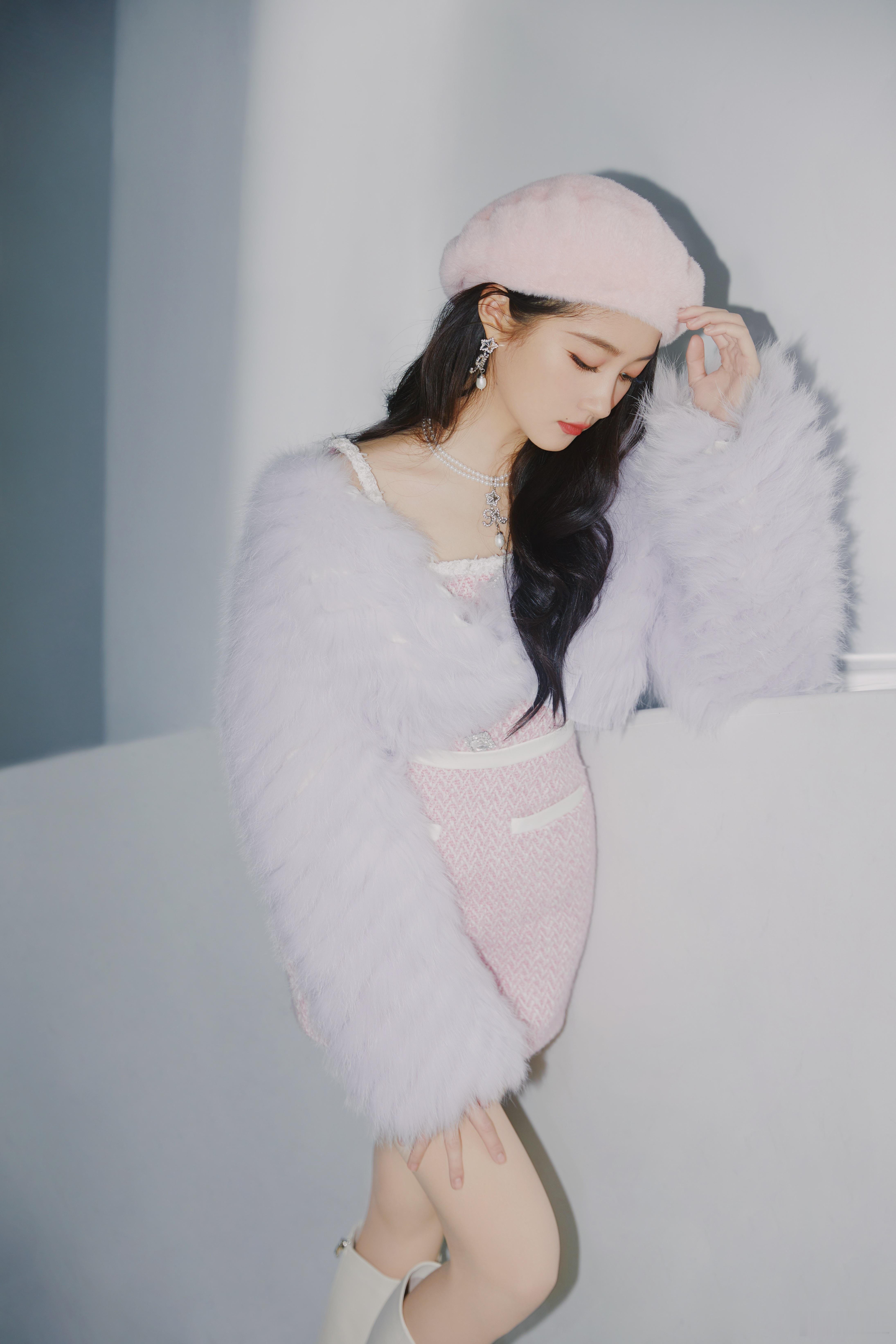 关晓彤 💜 央视跨年晚会造型，蜜桃妆俏皮可爱 ​​​