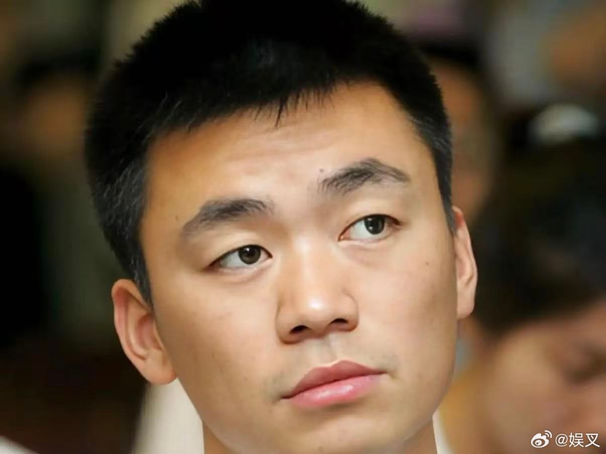 疑似青岛偶遇王宝强和女友 王宝强携女伴现身青岛被偶遇，女方身材气质俱佳，低调同行