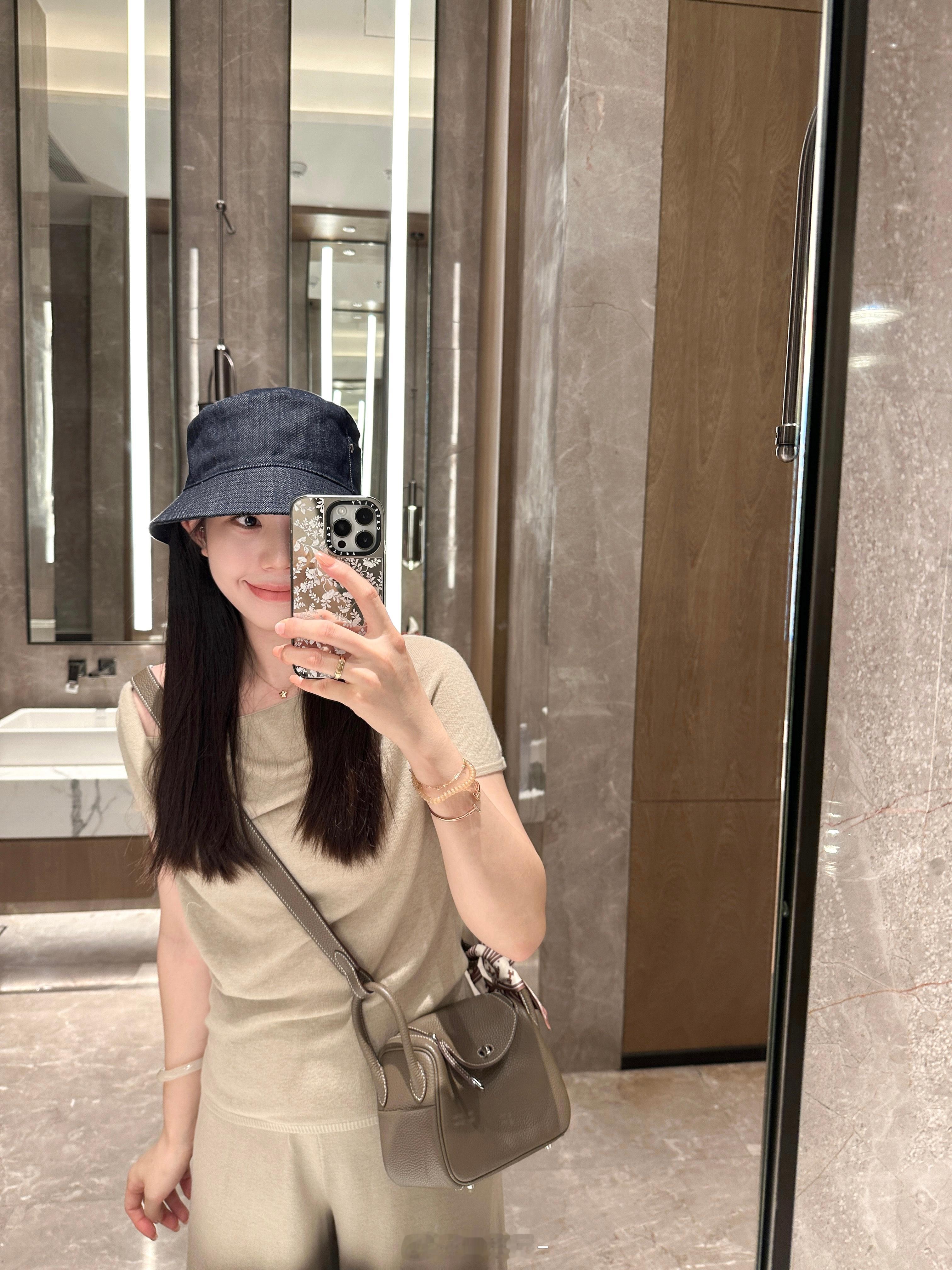 很喜欢这套[羞嗒嗒]羊毛的属性上身还是蛮柔软舒适的～ ​​​