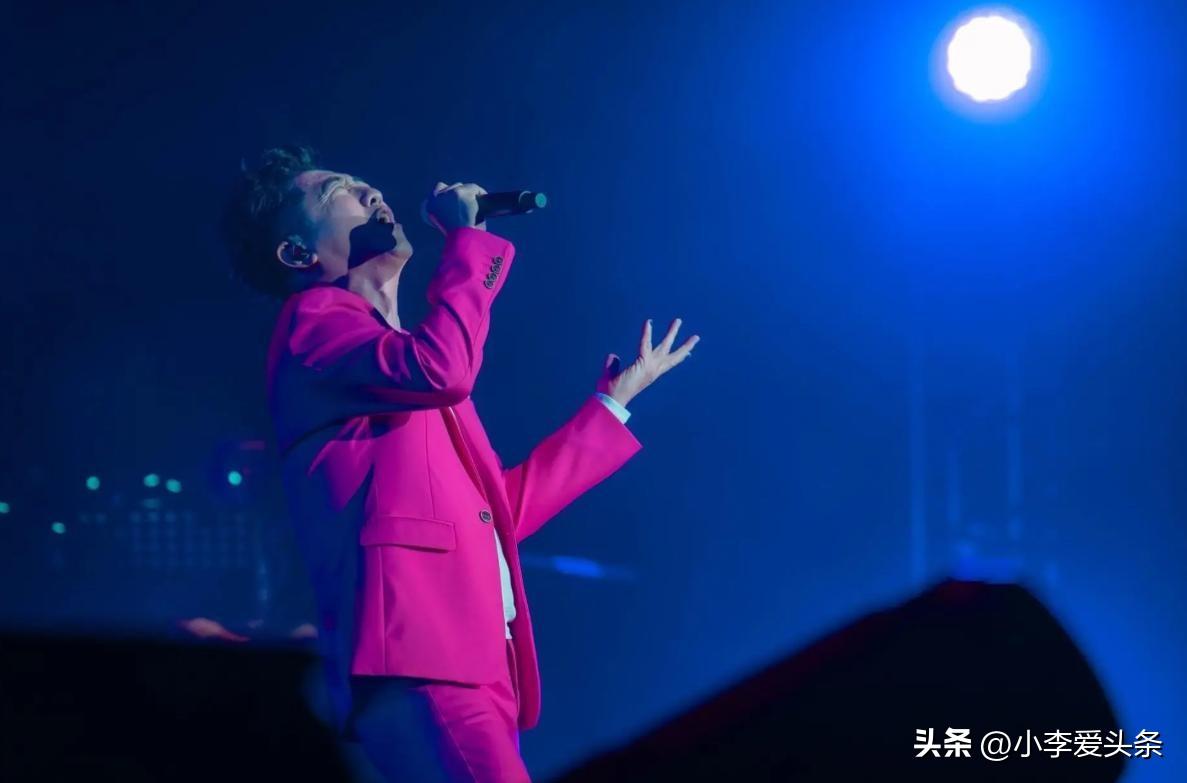 庾澄庆，65岁。
这次在北京开演唱会，硬挑早年高音老歌来唱，唱起来明显吃力。
 