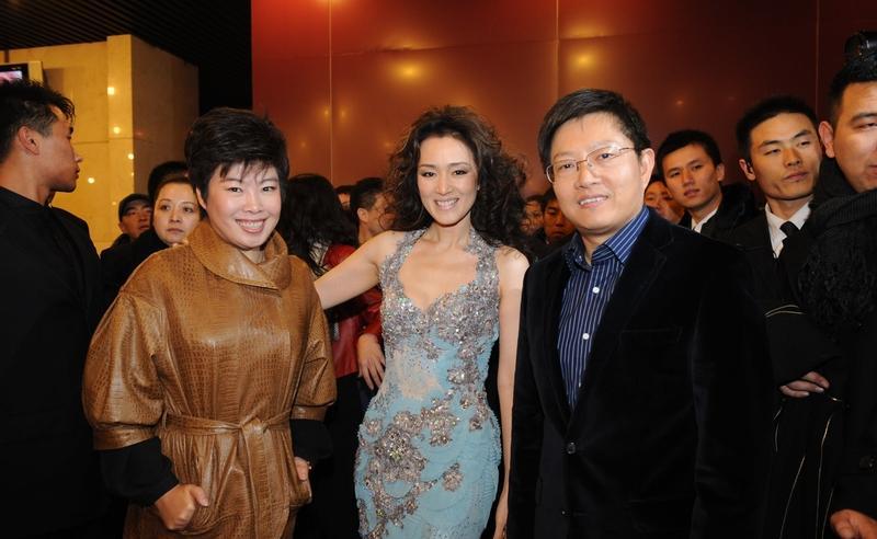 看到巩俐往那一站啊。
就像看到《红高粱》里的九儿，突然从1987年的高粱地里走出