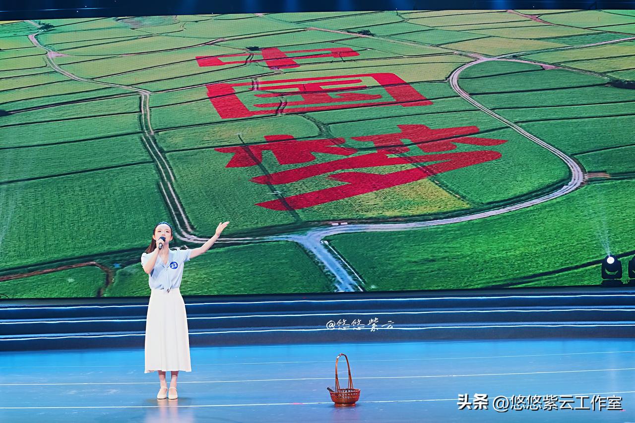 青春托举中国梦》
湖北省第二届大学生铸牢中华民族共同体意识演讲比赛中拍下的一张照
