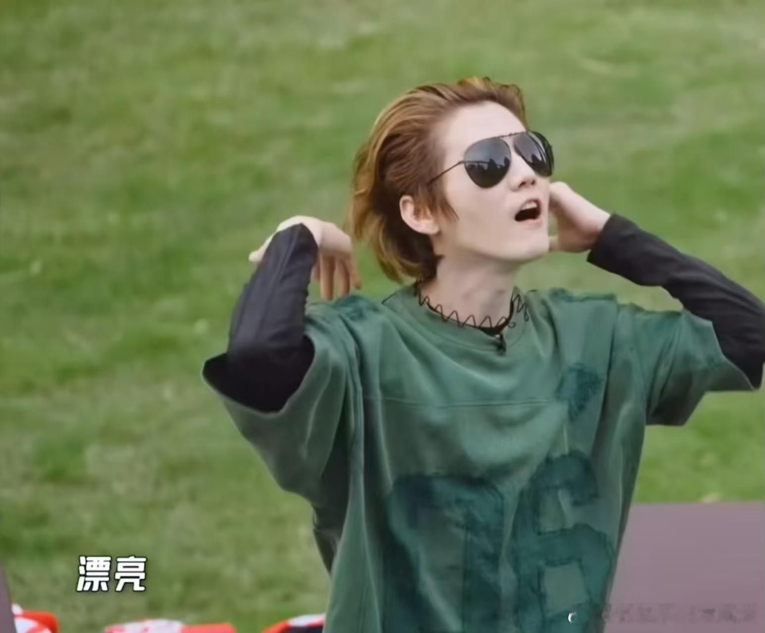 鹿晗发箍挂脖子上鹿晗爱吃酸哈哈哈哈哈 五哈里鹿晗尽显酸甜脑袋本色，酸的食物来者不