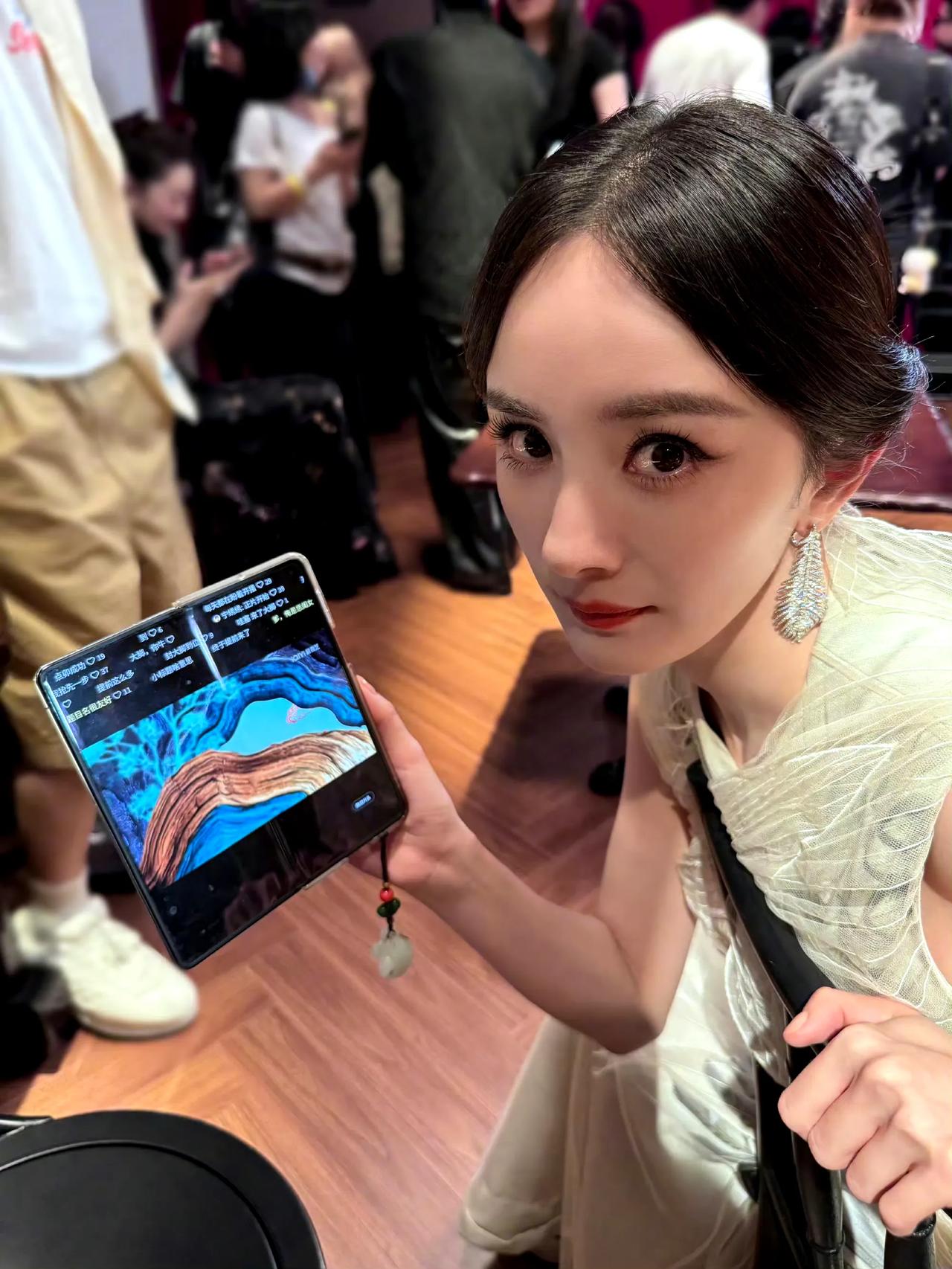 红毯上杨幂和热巴凑一块儿热聊，那画面美到晃眼！更绝的是幂姐居然在现场追《生万物》