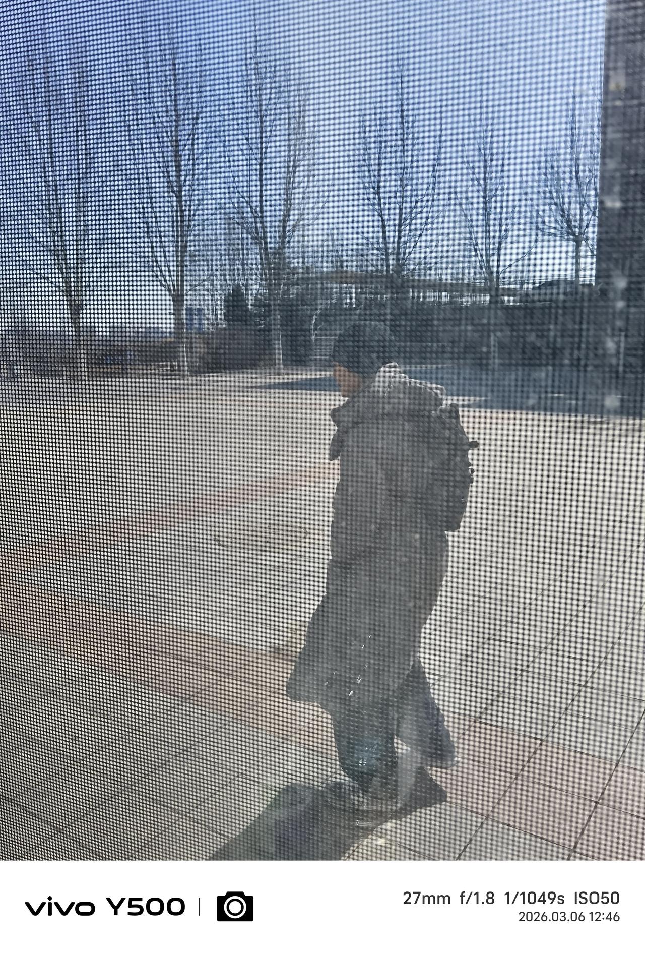 昨晚小雪温情脉脉
今日狂风肆虐炫赫