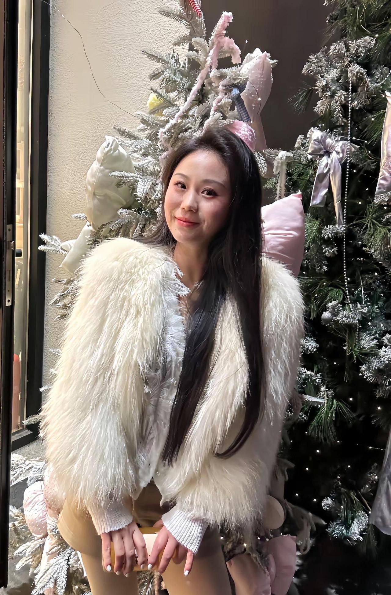 🎄𝑪𝒉𝒓𝒊𝒔𝒕𝒎𝒂𝒔🛷时光赠与最好的礼物是做更美的自己拍照