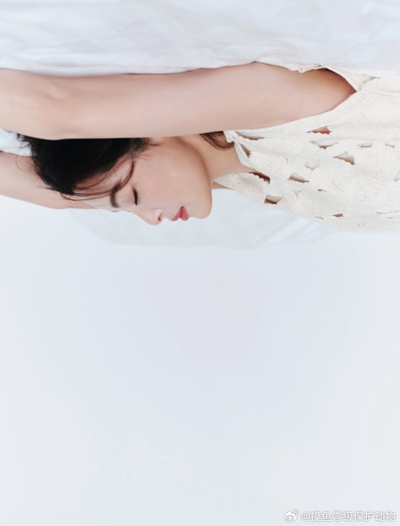 辛芷蕾溢出屏幕的生命力从骨子里透出来的生命力，说的就是辛芷蕾吧。镂空罩衫配连衣裙