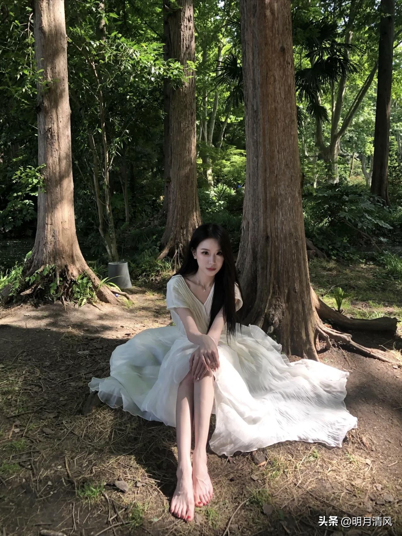 米白长裙光着脚，在水杉林和湖边磨了一下午，拍了很多照片，要问拍照姿势的话，出片最