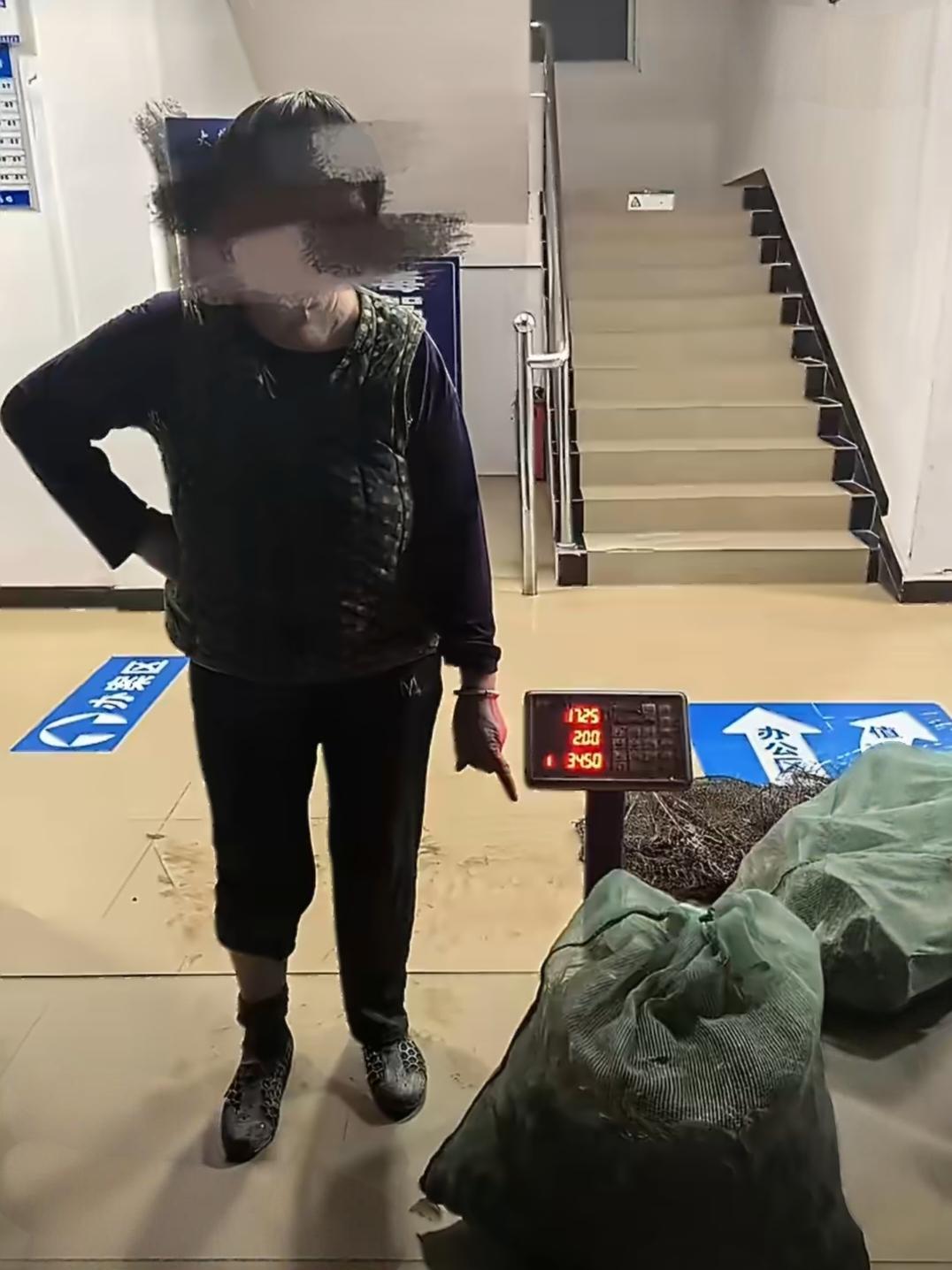 女子深夜偷30公斤小龙虾，被拘12天！网友：这顿小龙虾代价也太大了。
 
202