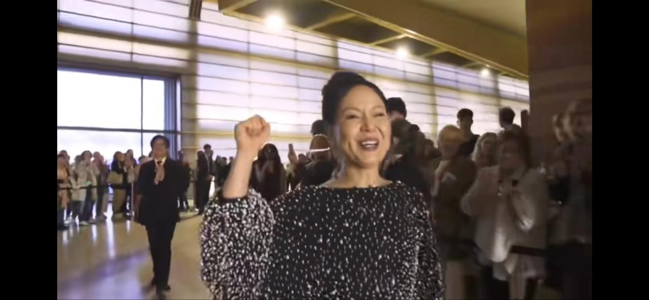 嘎人犯领奖这场面，配上刀郎的《罗刹海市》简直绝了……
那马户不知道他是一头驴
那