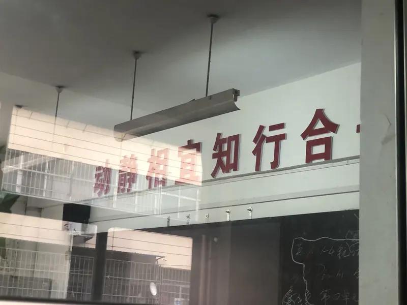 最近，高中生因操行分不合格被劝退的事儿引发了争议。云南红河州一高中生，3月带电话