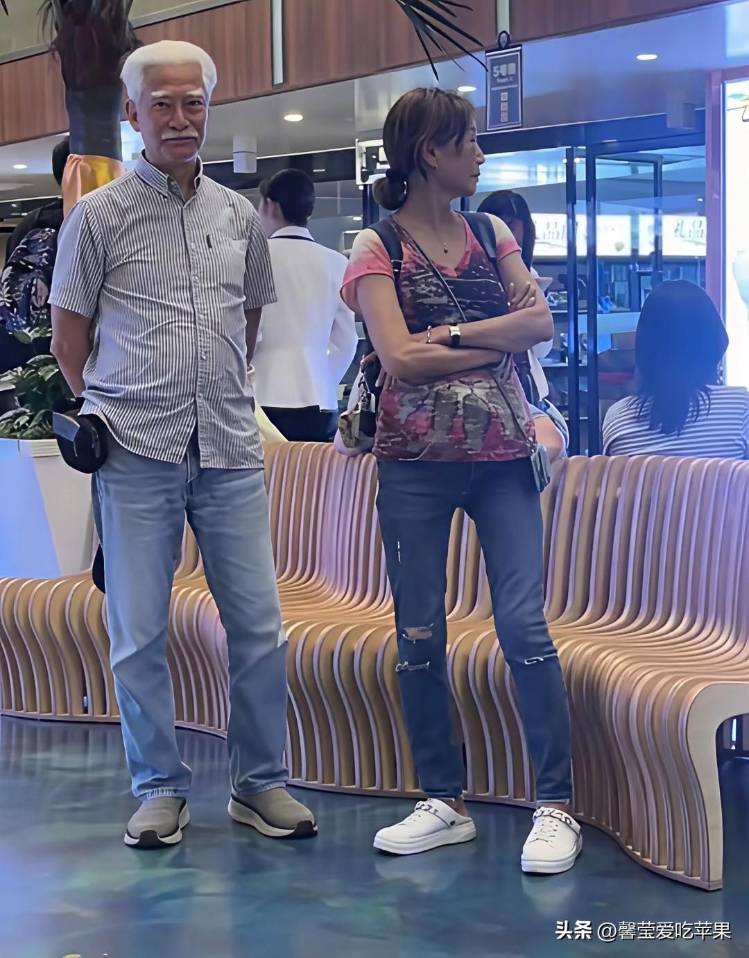 不认识他的人，估计还会以为是一个普通大爷啊！[我想静静][我想静静]