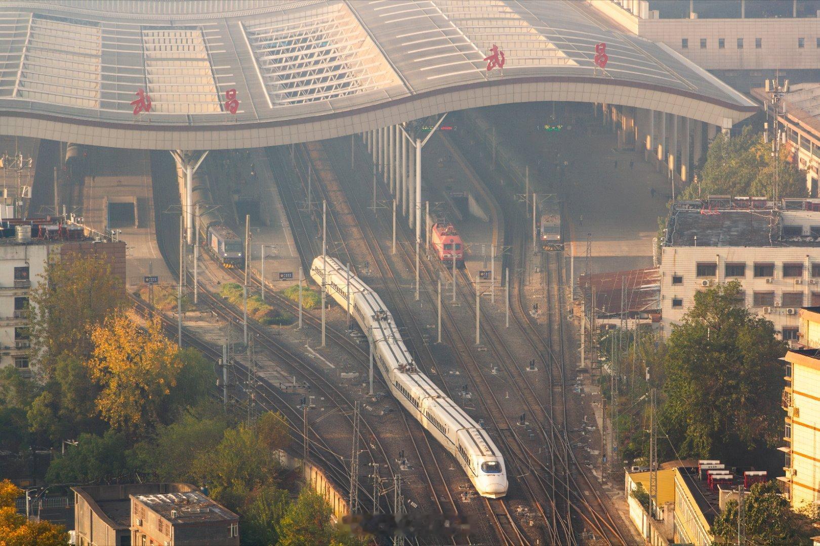 在九省通衢的武汉枢纽，“带鱼”CRH2A真的是在各个角落都能见到，当然也有长编组