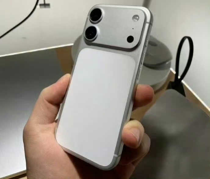 网传iPhone18标准版的图，这不就是iPhone17ProMax  银色P的