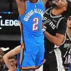 NBA季后赛继续进行，俄克拉荷马城雷霆队再次赢球夺回主场优势。亚历山大得到26分