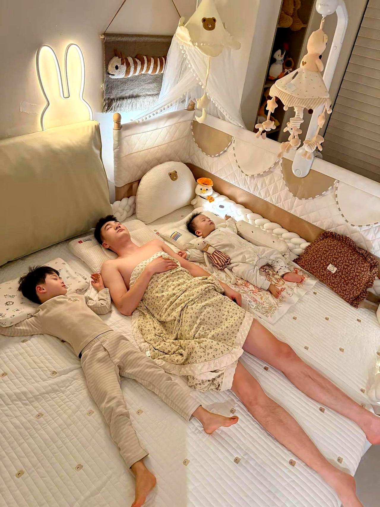 没想到一脚闯进了男生宿舍，变成了二胎家庭的临时睡场。
弟弟一出生，1.8米的床立