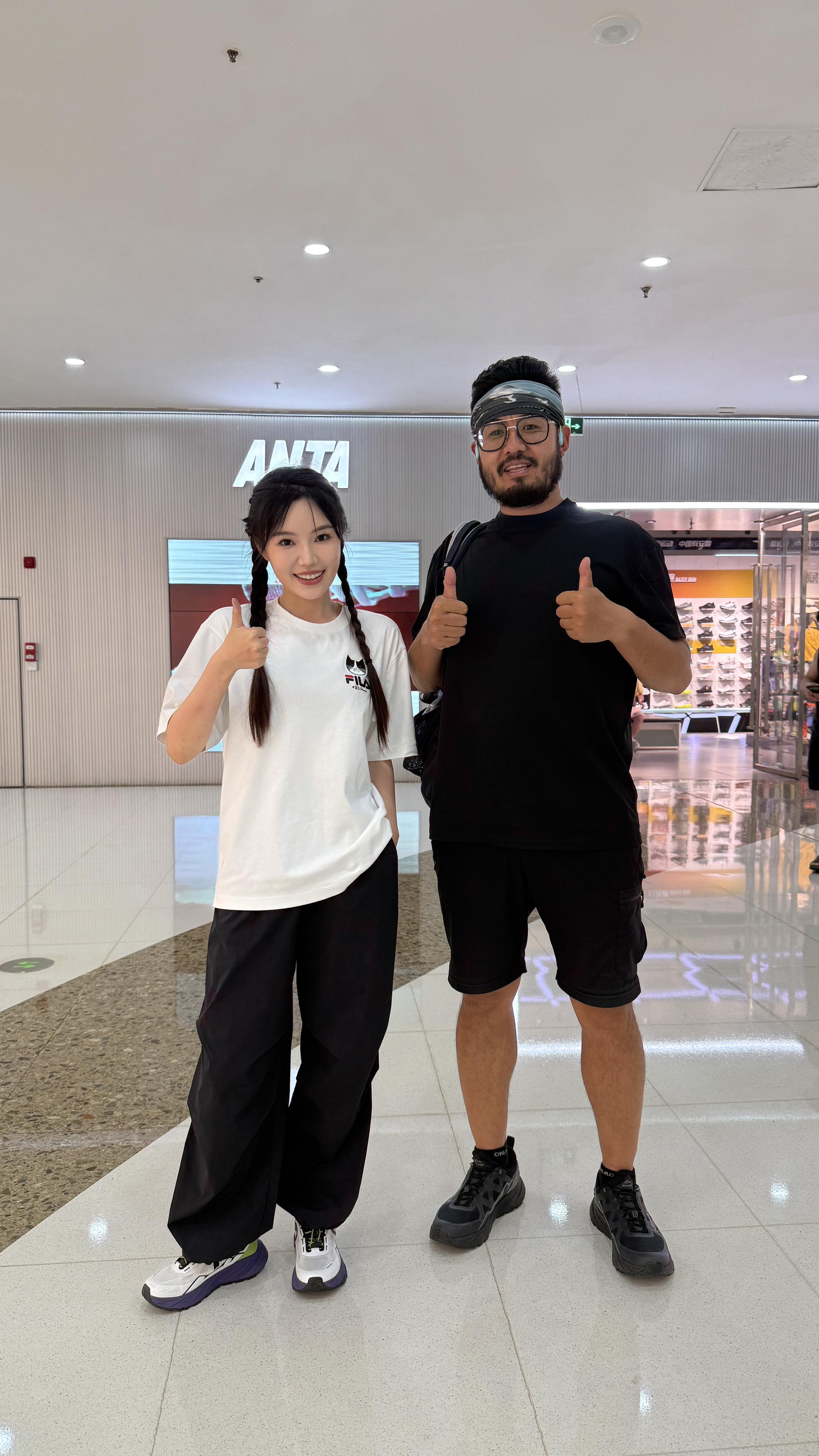 《美女与野兽》组合就此诞生。