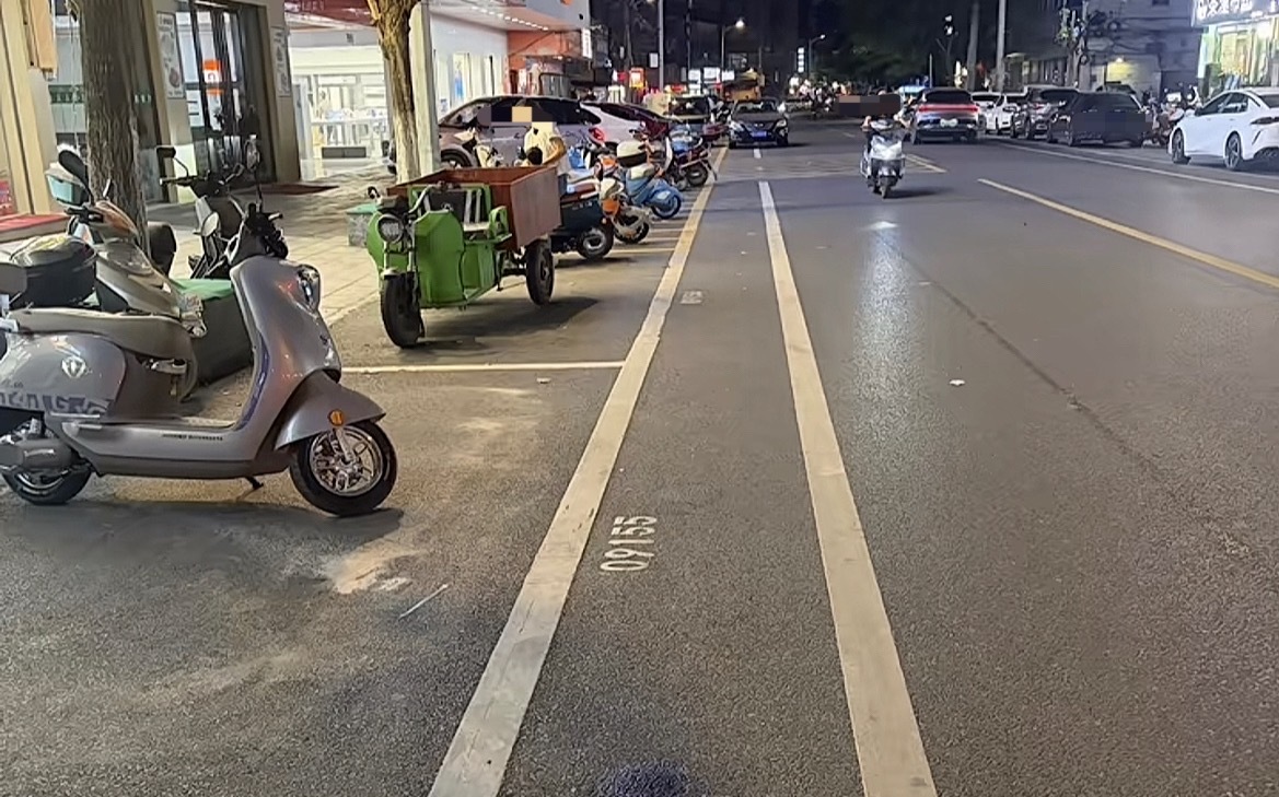 近日，多名网友反映：玉林石南路边停车位被电车和石块占了。 玉林