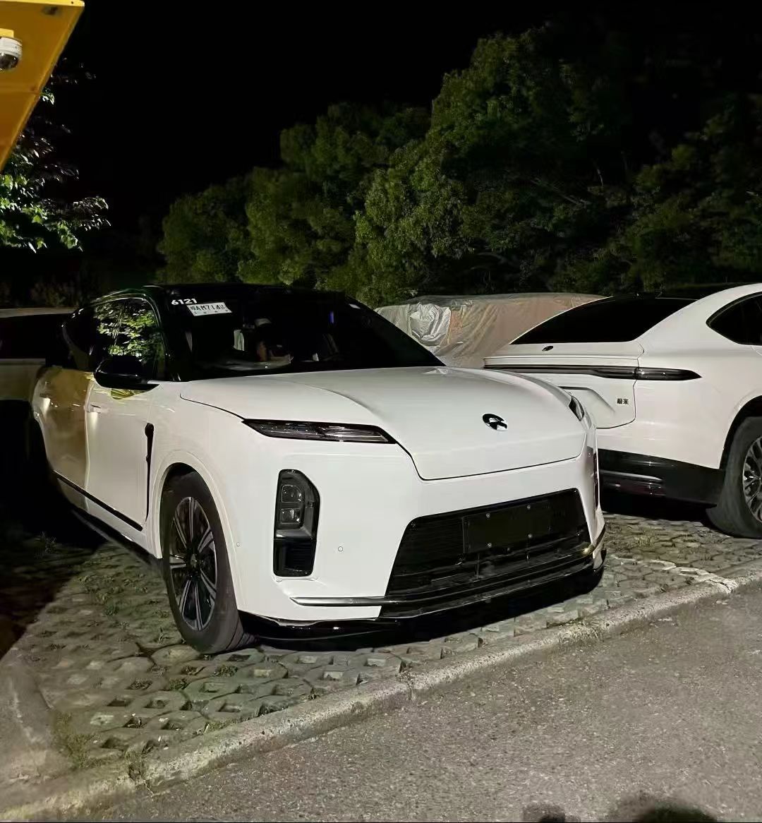 蔚来新 ES8 这是也要弄个巨大前备箱？[666][666][666] ​​​