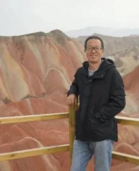 俞敏洪现在的生活真是滋润。全国各地游山玩水，走到哪里都有人接待，还能赚钱，这日子