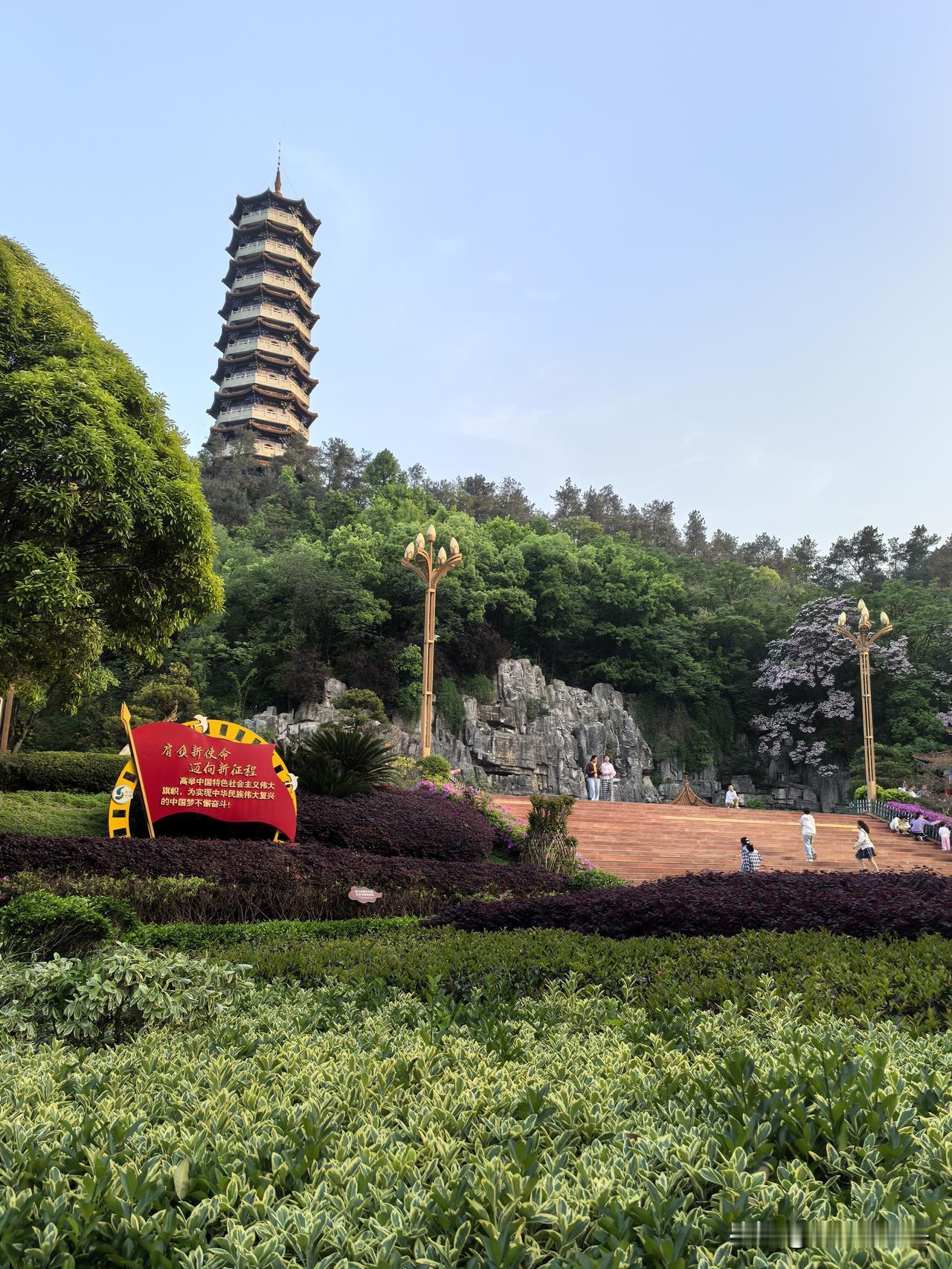 上周4月18日，小编有幸游览了十堰市的人民公园。[大笑][握手][握手]
十堰市