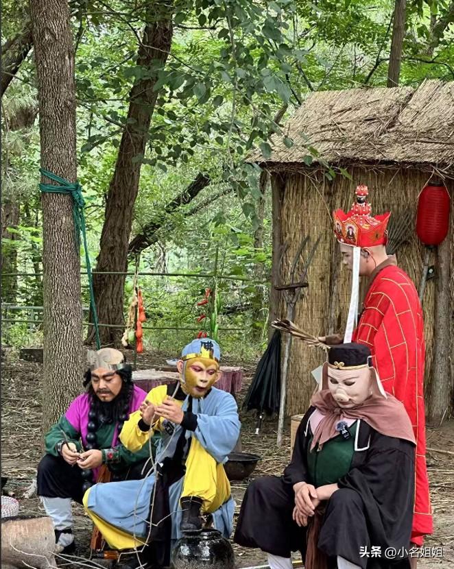 户外直播《西游群英荟》，
这阵容和临场发挥，六小龄童看了都得直呼内行！

倒不是