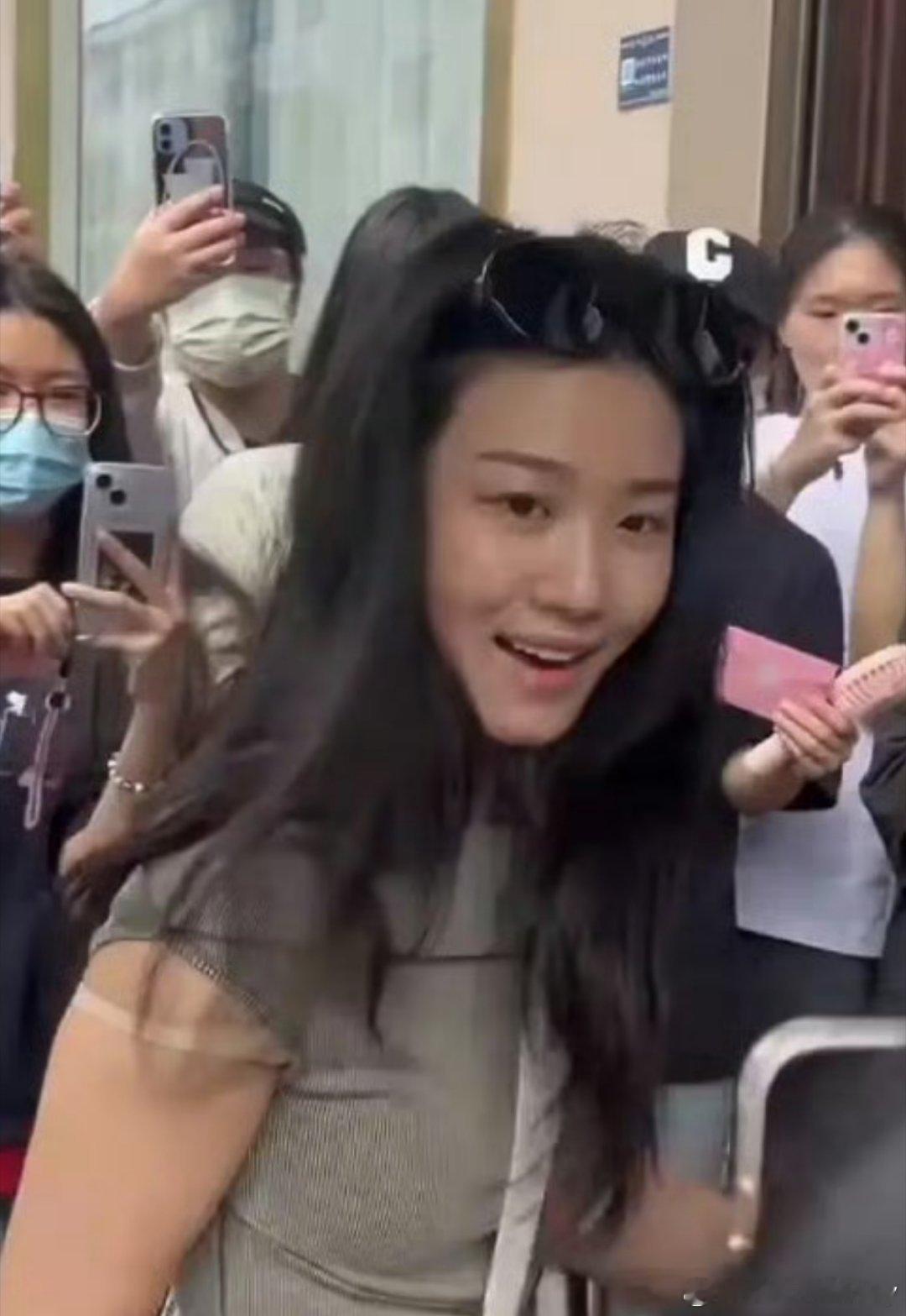 猫的树 现偶怎么这里面都在发《轧戏》？现偶主要靠颜值的，你们觉得女主卢昱晓和角色