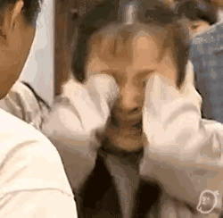 我发现任何一个演员在演琼瑶剧时候，都比较夸张，除了瞪眼皱眉，就是哭丧个脸。台词也